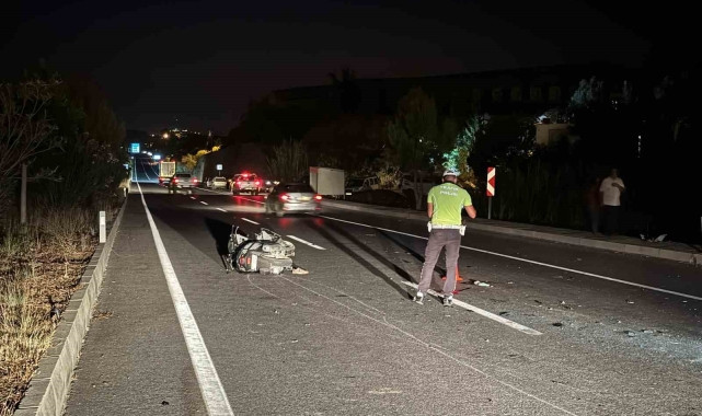 MOTOSIKLETLE ARACA ÇARPIP YERE DÜŞEN GENCE, YERDE YATARKEN BAŞKA BIR ARAÇ ÇARPTI