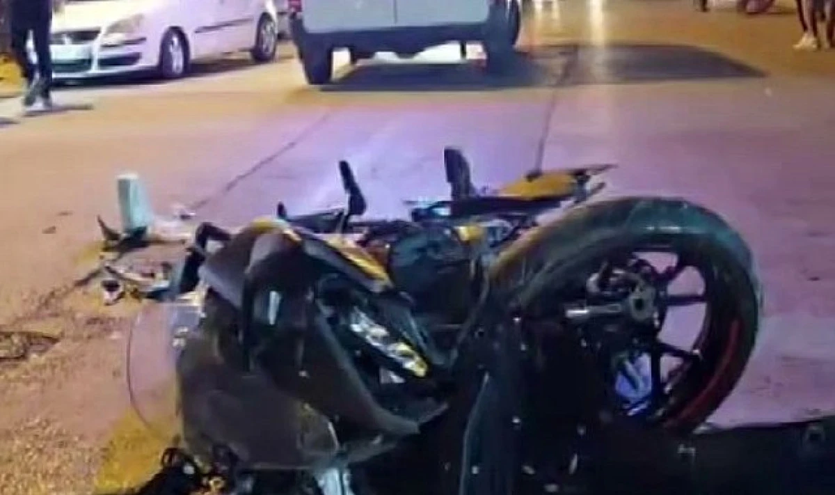 ANTALYA’DA OTOMOBİL İLE ÇARPIŞAN MOTOSİKLET SÜRÜCÜSÜ METRELERCE SAVRULDU: FECİ KAZA KAMERADA
