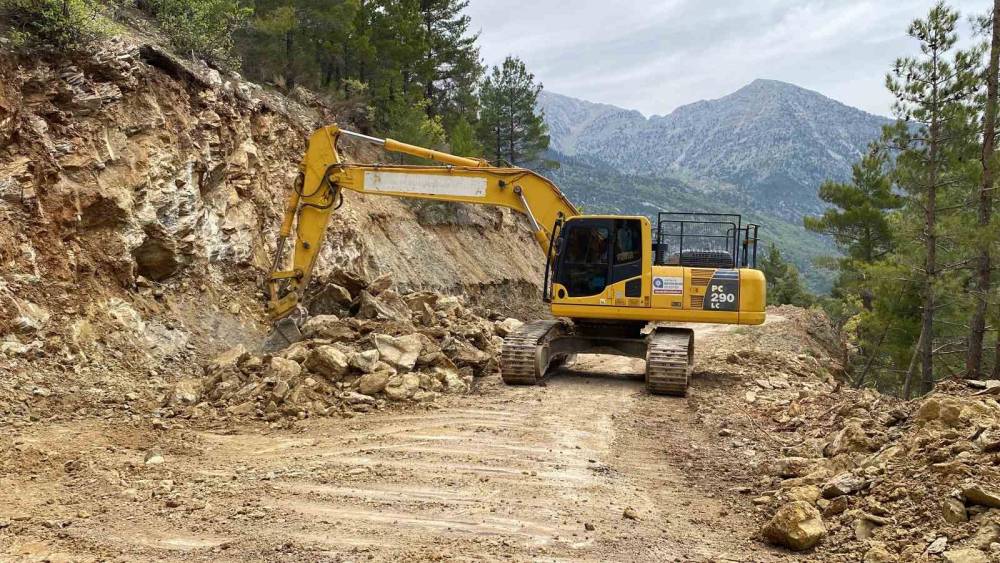 BÜYÜKŞEHİR BELEDİYESİ’NDEN PEMBELİK’TE YOL ÇALIŞMASI