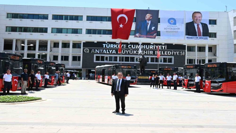 Başkan Böcek: "Ulaşım sektörü ile ilgili tüm otobüslerin Büyükşehir Belediyesine ait olması gerekiyor"