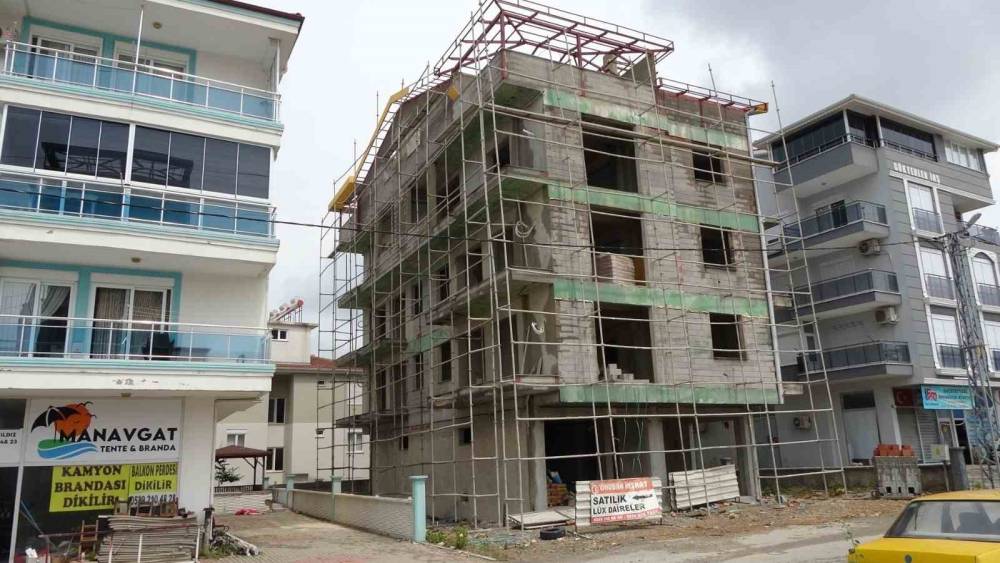 DIŞ KAPLAMA YAPAN İNŞAAT İŞÇİSİ 3’ÜNCÜ KATTAN TOPRAK ZEMİNE DÜŞTÜ, ÖLÜMDEN DÖNDÜ