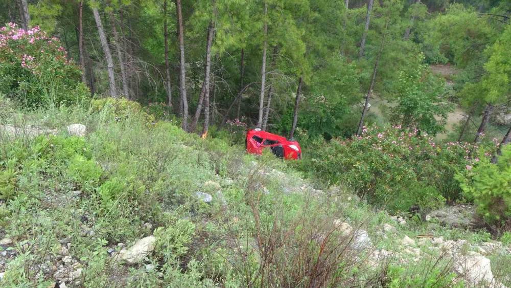 Piknik dönüşü 30 metre uçuruma yuvarlanan otomobilden sağ çıktılar