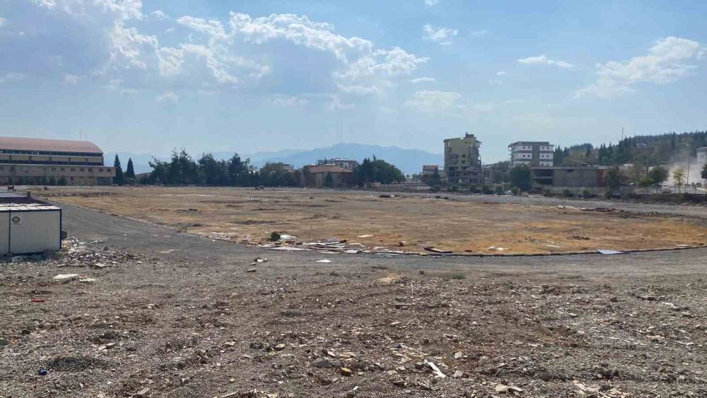 DEPREMDEN ÖNCE FUTBOL SAHASI, ŞİMDİ İSE BOŞ BİR ARAZİ