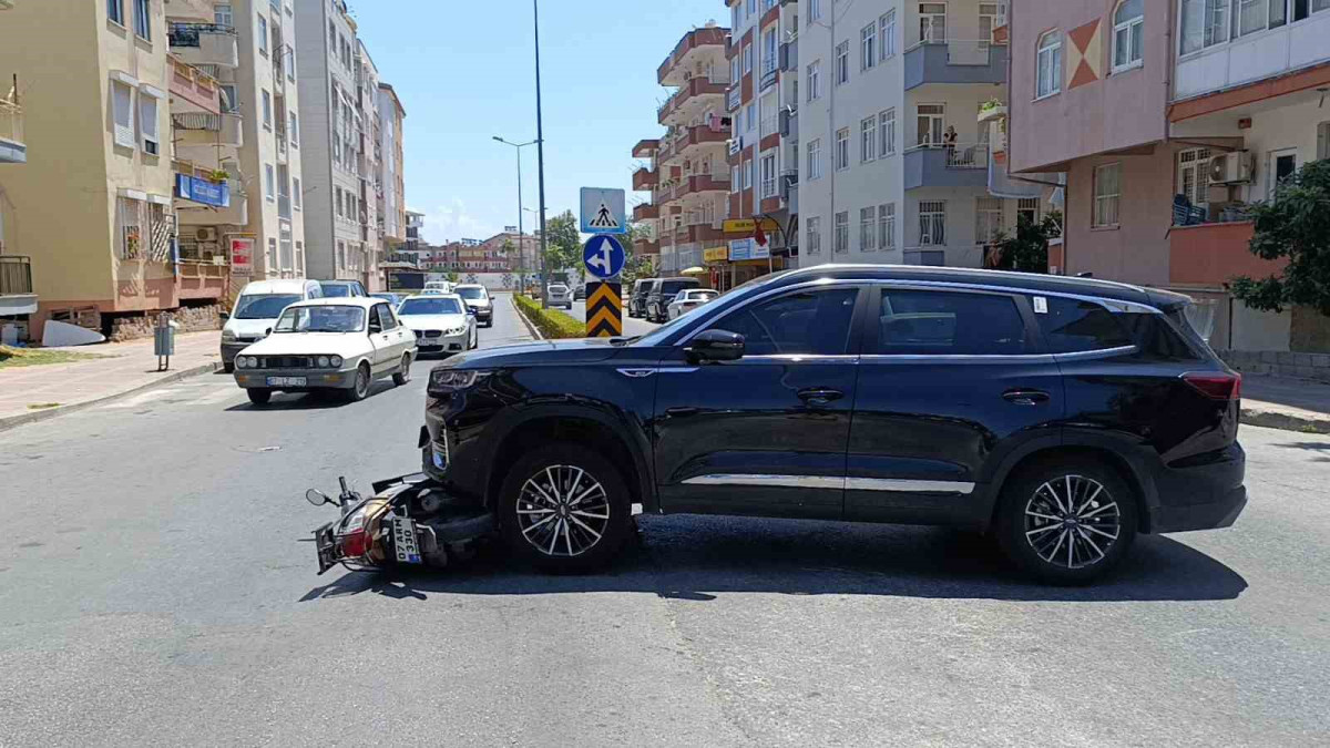 LÜKS CİPİN ÇARPTIĞI MOTOSİKLETLİ ÖLÜMDEN DÖNDÜ