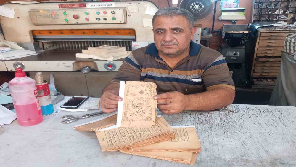 YIPRANMIŞ KUR’AN-I KERİM’LERİ AŞKLA ONARIYOR