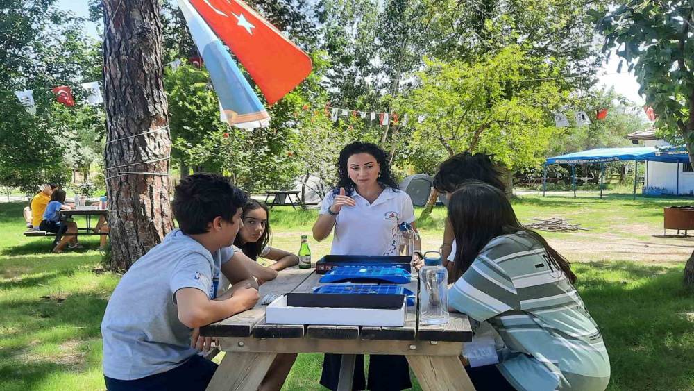 ÇOCUKLARI TELEVİZYON VE CEP TELEFONUNDAN UZAKLAŞTIRAN KAMPA YOĞUN İLGİ