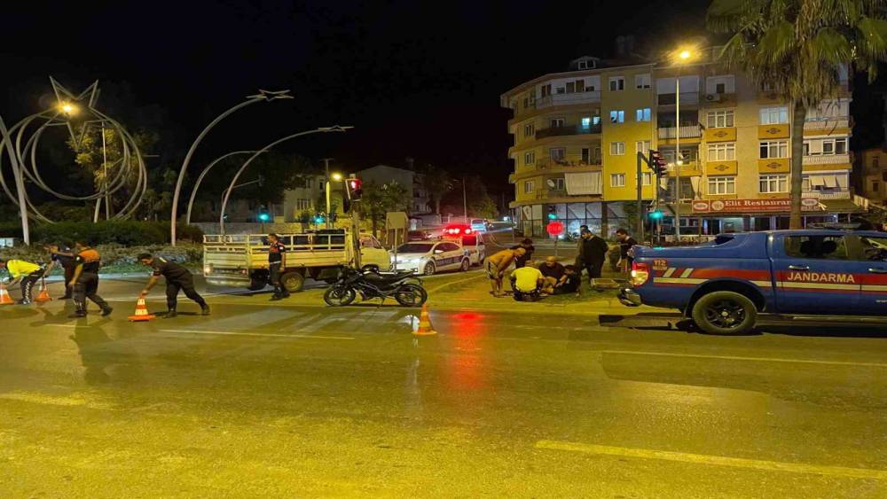 GAZİPAŞA’DA KAMYONET İLE MOTOSİKLET ÇARPIŞTI : 1 YARALI