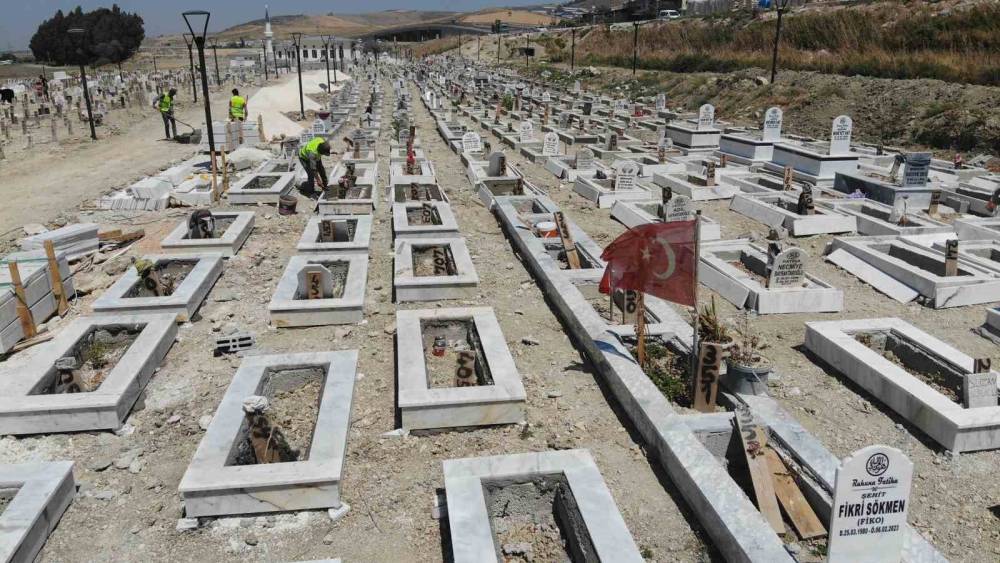 DEPREM MEZARLIĞINDA 100 KABİRDE KİMLİK BELİRLEME ÇALIŞMASI SÜRÜYOR