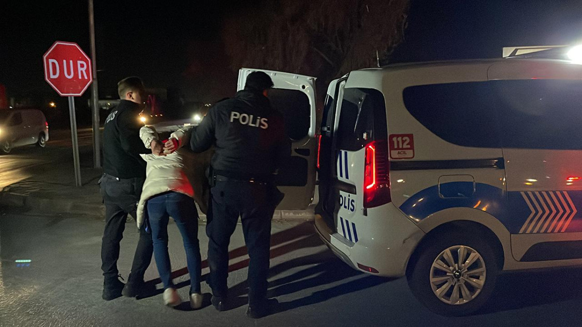 POLİSTEN SAKLANMAK İÇİN GİRMEYE ÇALIŞTIĞI BACAYA SIKIŞAN FİRARİ HÜKÜMLÜ YAKALANDI