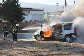 SEYİR HALİNDEYKEN ALEVLERE TESLİM OLAN OTOMOBİL PANİĞE NEDEN OLDU