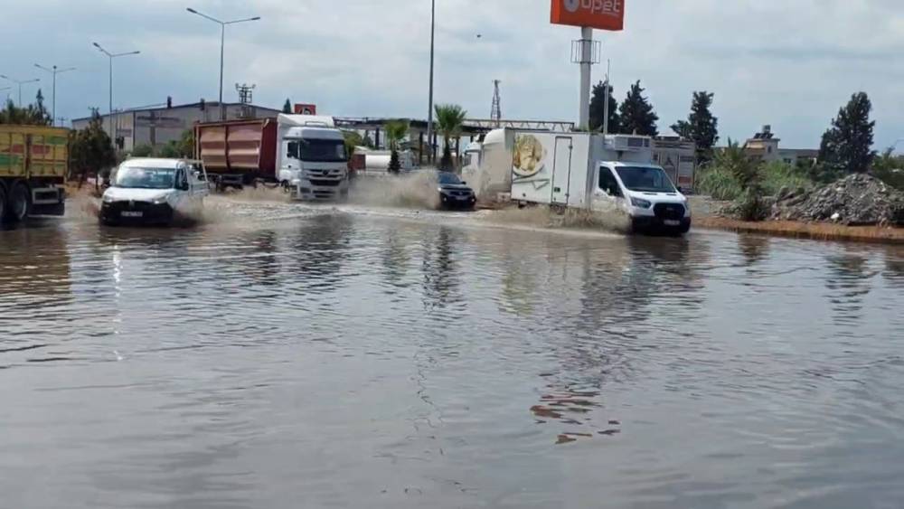 HATAY’DA YAĞIŞ SONRASI YOLLAR GÖLE DÖNDÜ