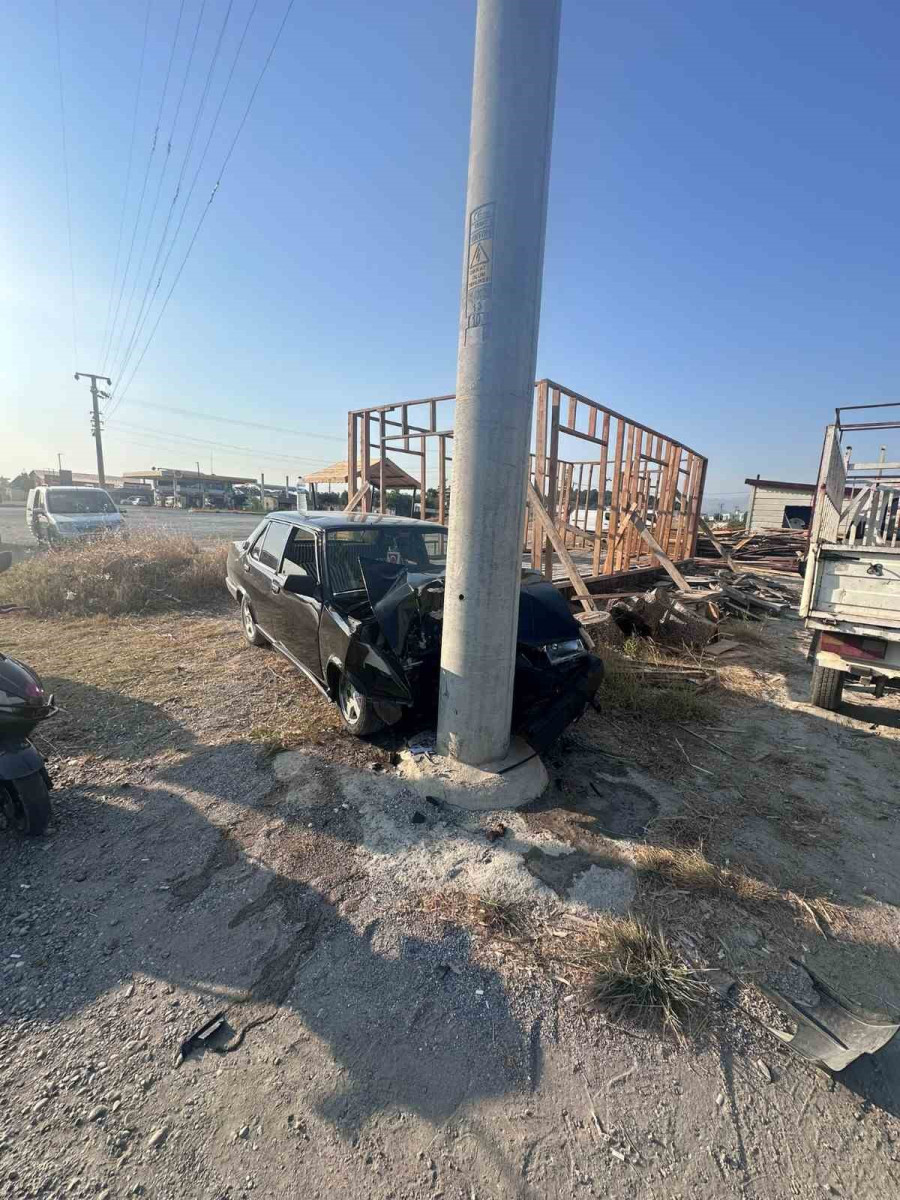 OTOMOBİLİN DİREĞE ÇARPTIĞI KAZA KAMERADA: 1 YARALI