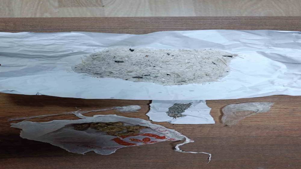 POLİSİN ŞÜPHELENİP DURDURDUĞU ARAÇTA UYUŞTURUCU ÇIKTI:2 GÖZALTI