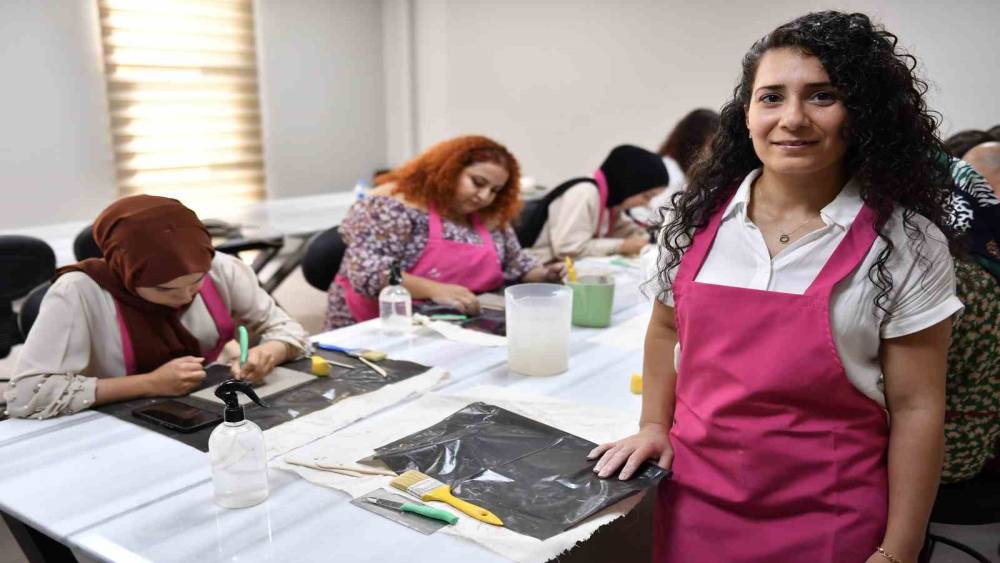 SERAMİK KURSUYLA HEM HOBİ EDİNİYOR, HEM DE YENİ MESLEK ALANLARININ KAPISINI AÇIYORLAR