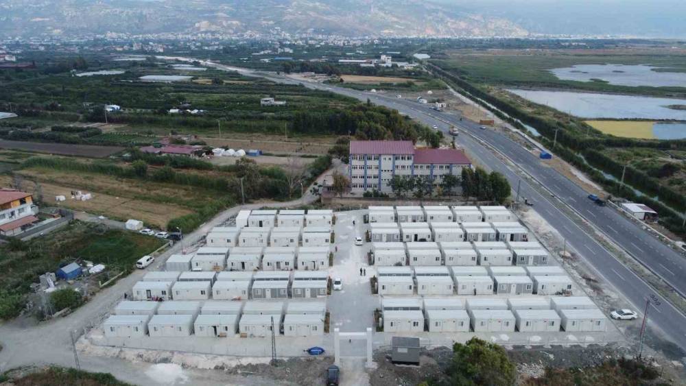 SAMANDAĞ’DA DEPREMZEDELER İÇİN KURULAN KONTEYNER KENTLERDE YAŞAM BAŞLADI