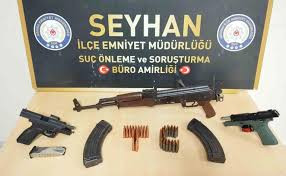 SEYHAN POLİSİ YERİN ALTINA SAKLANAN SİLAHLARI BULDU