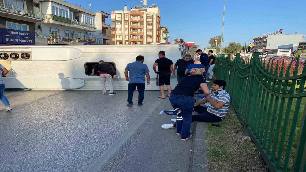 ANTALYA’DA SERVİS ARACI OTOMOBİLLE ÇARPIŞTI: 12 YARALI
