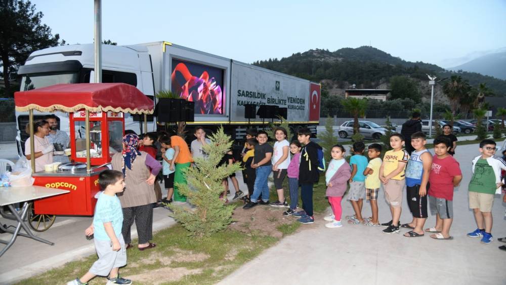 Osmaniye’de açık havada sinema keyfi