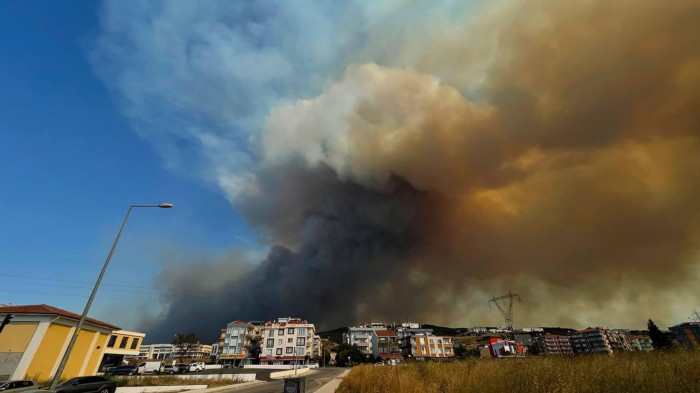 ÇANAKKALE'DE ÇIKAN YANGIN 20 SAATTİR DEVAM EDİYOR! TAHLİYE EDİLEN YERLEŞİM YERİ SAYISI 9'A YÜKSELDİ