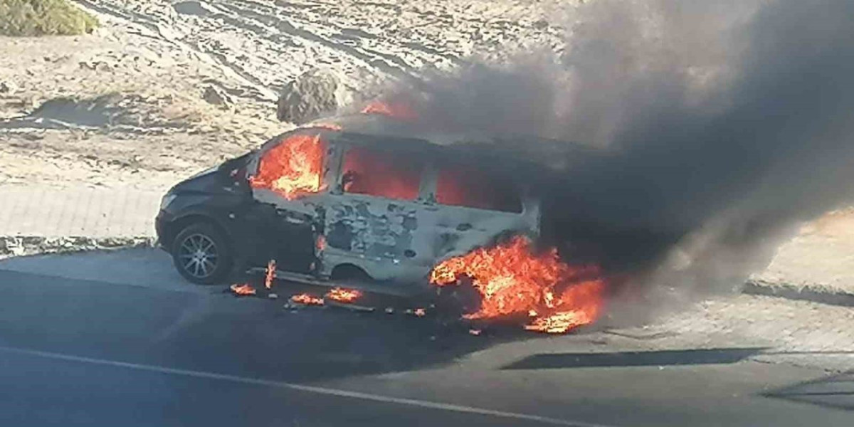 ANTALYA'DA OTOMOBİL ALEV ALEV YANDI