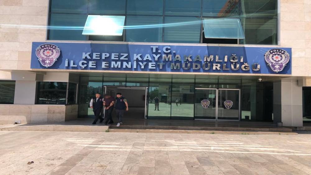 ANTALYA’DA HAPİS CEZASI BULUNAN 2 FİRARİ YAKALANDI