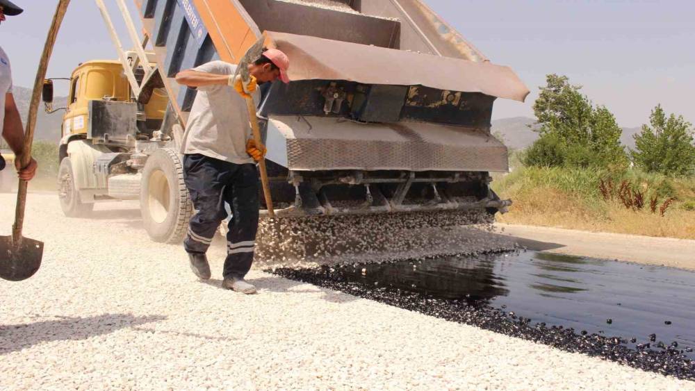 ELMALI-AKÇAY GRUP YOLUNDA SATHİ ASFALT ÇALIŞMASI BAŞLADI