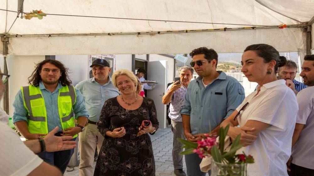 ‘KURU OTLAR ÜSTÜNE’ FİLMİNİN GELİRİ DEPREMZEDELERE ULAŞTIRILACAK