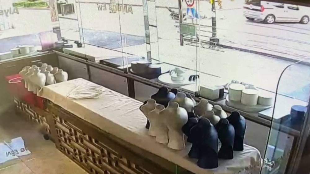 KAZADA KALP MASAJI İLE HAYATA DÖNDÜ, YANINDAKİ KIZIN FERYATLARI YÜREKLERİ DAĞLADI