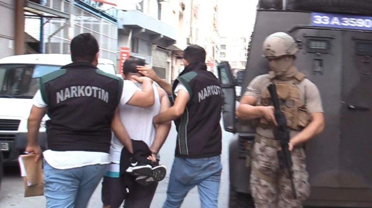 MERSİN'DE ARANAN ŞAHISLAR VE UYUŞTURUCU OPERASYONU: 41 GÖZALTI