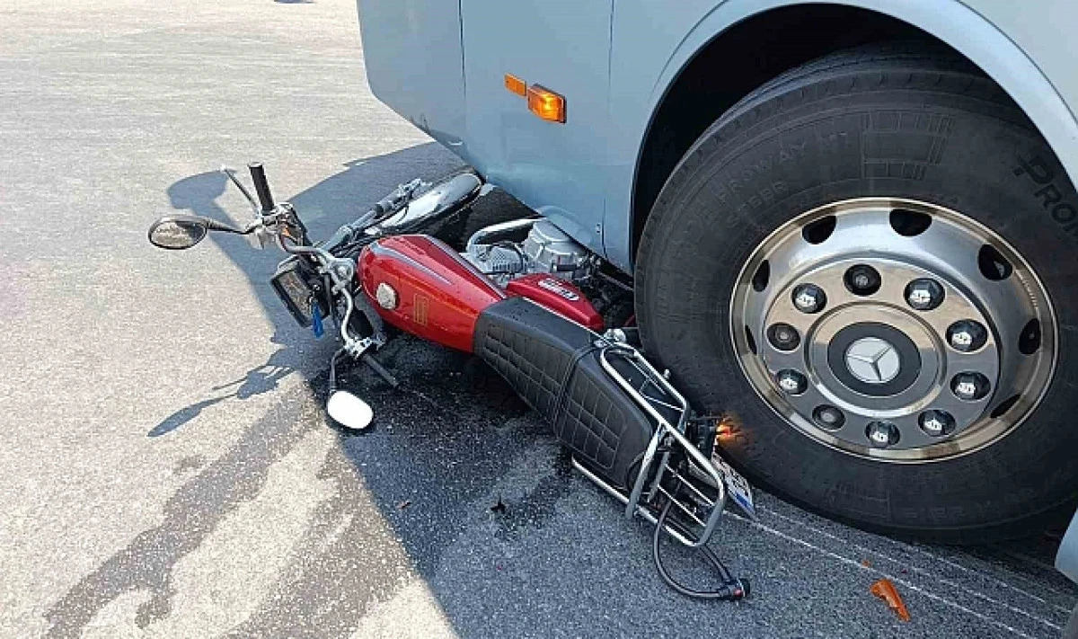 MANAVGAT’TA OTOMOBİL İLE ÇARPIŞAN MOTOSİKLETİN SÜRÜCÜSÜ YARALANDI