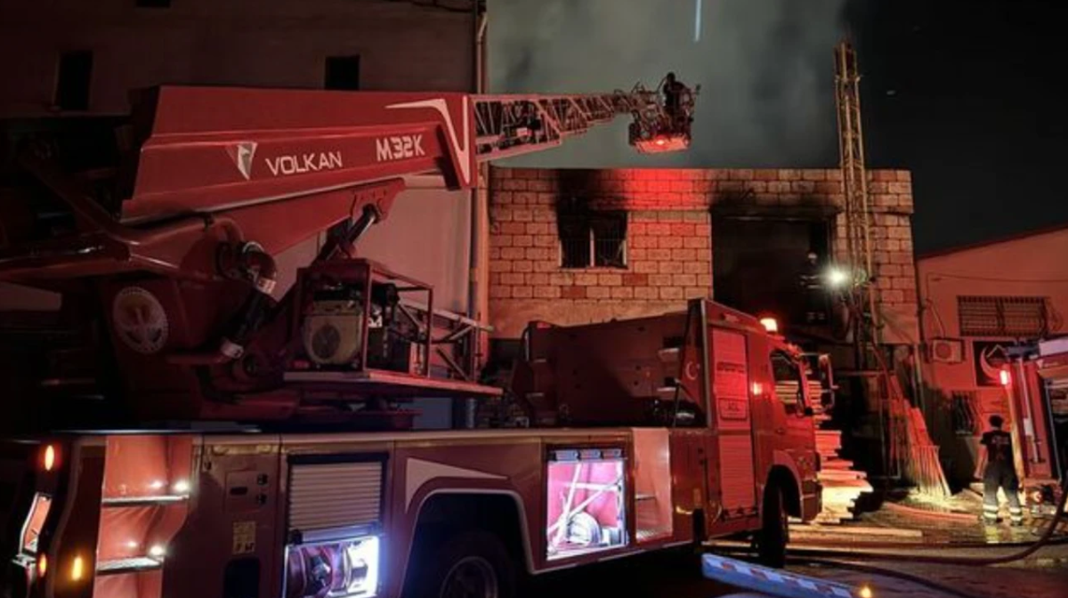 ADANA'DA MOBİLYACILAR SİTESİ'NDE BİR İŞ YERİ ALEVLERE TESLİM OLDU