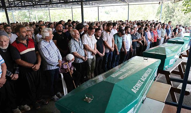 GÖLE DÜŞEN OTOMOBİLDE HAYATINI KAYBEDEN AİLE, GÖZYAŞLARIYLA TOPRAĞA VERİLDİ