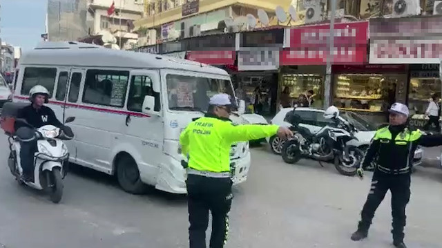 ADANA'DA TRAFİK POLİSLERİ GEREKSİZ KORNA ÇALANLARA DENETİM GERÇEKLEŞTİRDİ
