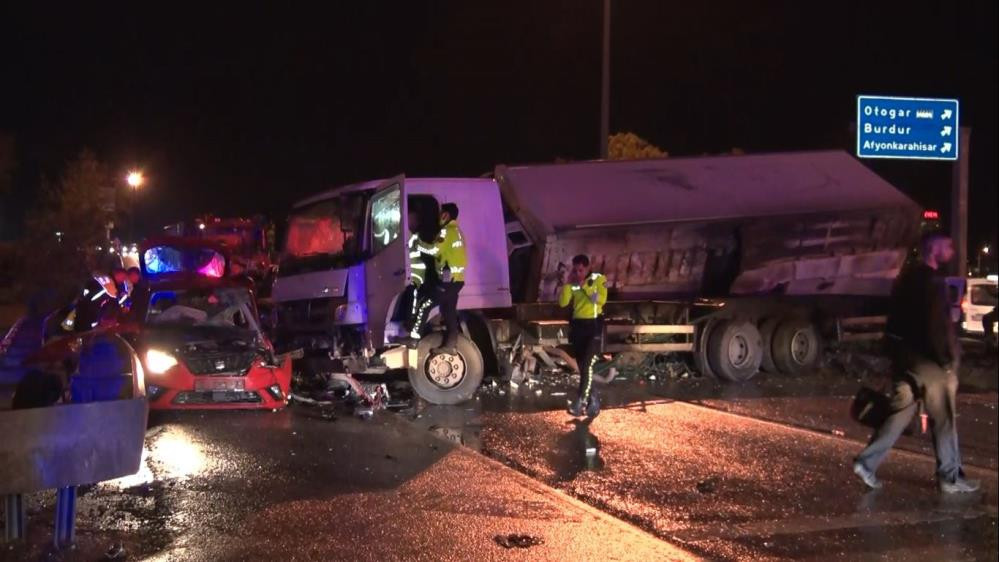ANTALYA’DA KAMYON İLE OTOMOBİL ÇARPIŞTIĞI FECİ KAZA KAMERADA: 1 ÖLÜ, 1 AĞIR YARALI