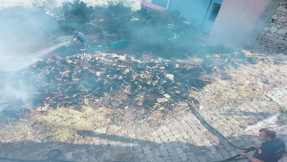 ÇÖP YANGINI, EVLERE SIÇRAMADAN SÖNDÜRÜLDÜ