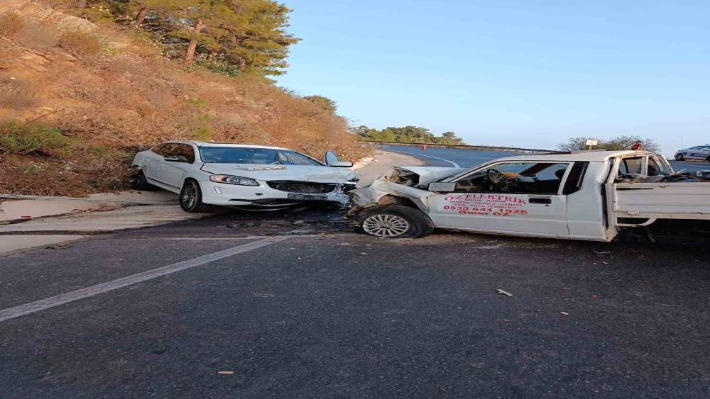 HATALI SOLLAMA KAZA GETİRDİ: 4 YARALI