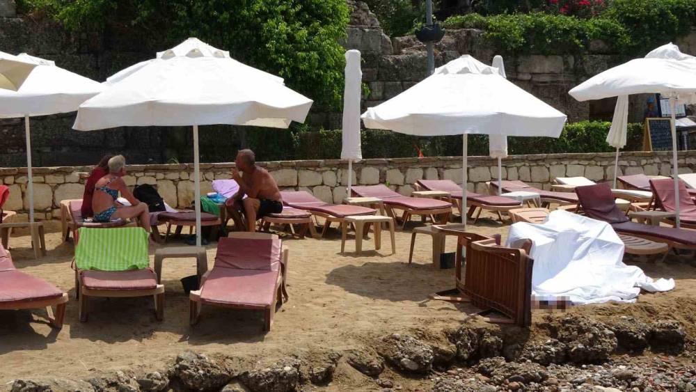 ANTALYA’DA DENİZDE FENALAŞAN İSVEÇLİ TURİST KIYIYA ULAŞMAYI BAŞARDI ANCAK KURTARILAMADI