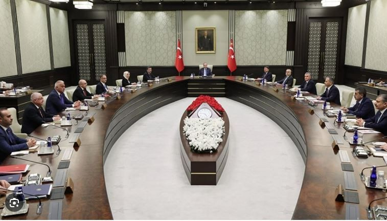 MASADA BİRBİRİNDEN KRİTİK KONU BAŞLIKLARI VAR! KABİNE, 3 HAFTALIK ARANIN ARDINDAN TOPLANIYOR