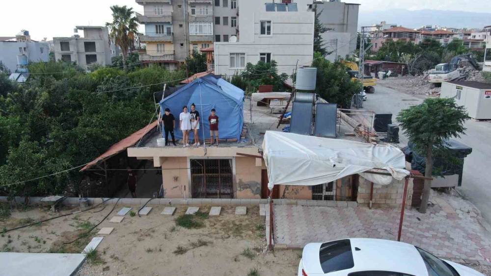 DEPREMZEDE ÖĞRENCİLER DERS ÇALIŞMAK İÇİN EVİN DAMINA ÇADIR KURDU
