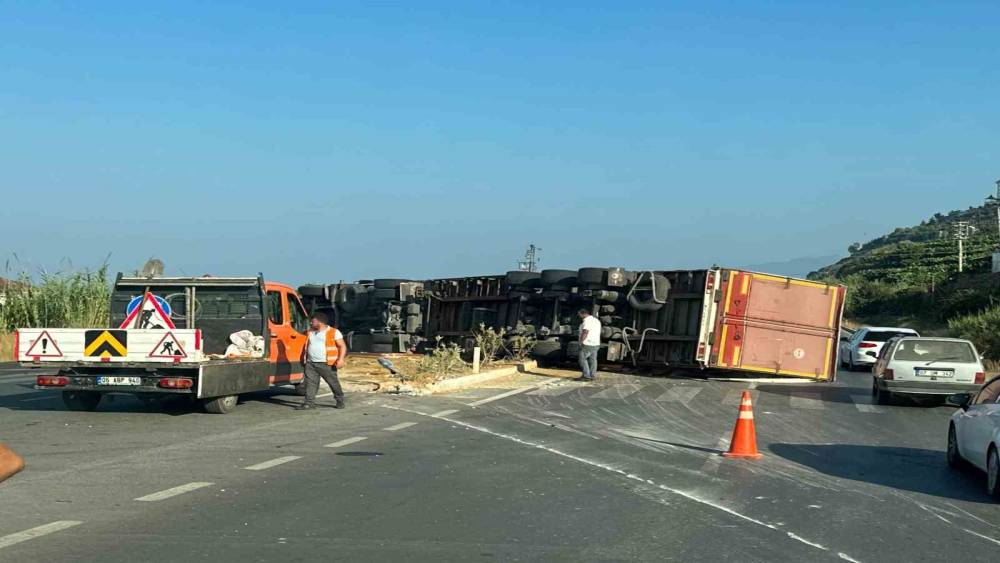 MAKARNA YÜKLÜ TIR DEVRİLDİ: 2 YARALI