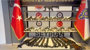ADANA'DA 27 TABANCA VE 12 TÜFEK İLE 1 BALİSTİK ÇELEK YELEK ELE GEÇİRİLDİ