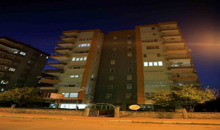 EVİ ATEŞE VERİP 5 SAAT DİRENDİ, ÖZEL HAREKAT POLİSİ’NİN OMUZLARINDA BİNADAN ÇIKARTILDI