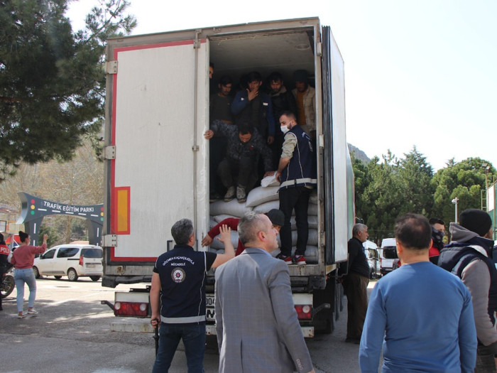 İRAN'DAN GEBZE'YE GİDEN ALÜMİNYUM YÜKLÜ TIRDAN 23 DÜZENSİZ GÖÇMEN ÇIKTI