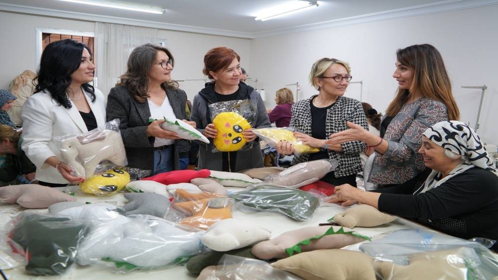 ÜRETİCİ KADINLARDAN DEPREMZEDE KADINLARA BÜYÜK DESTEK
