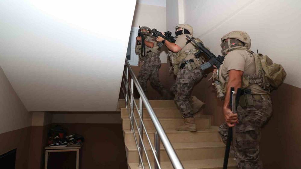 MERSİN’DE TERÖRLE BAĞLANTILI ORGANİZE SUÇ ÖRGÜTÜNE OPERASYON: 9 GÖZALTI