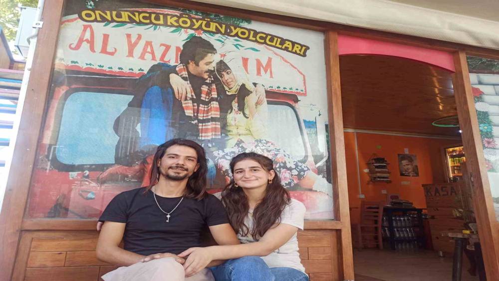 KAHRAMANMARAŞ’TA KENDİ İMKANLARIYLA YAPTIKLARI KONTEYNER KAFEDE NOSTALJİYİ YAŞATIYORLAR