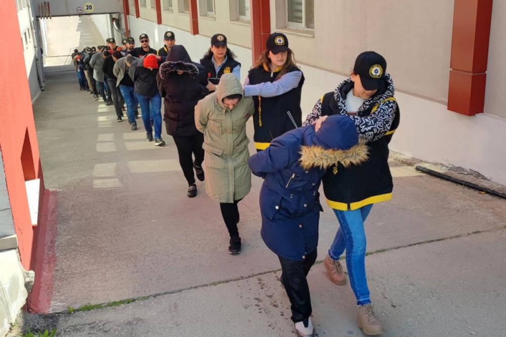 43 Kişiyi 15 Milyon Lira Dolandırmışlar