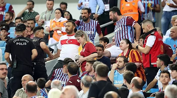 TRABZONSPOR MAÇINDA GALATASARAY FORMALI KADINLAR STATTAN KOVULDU