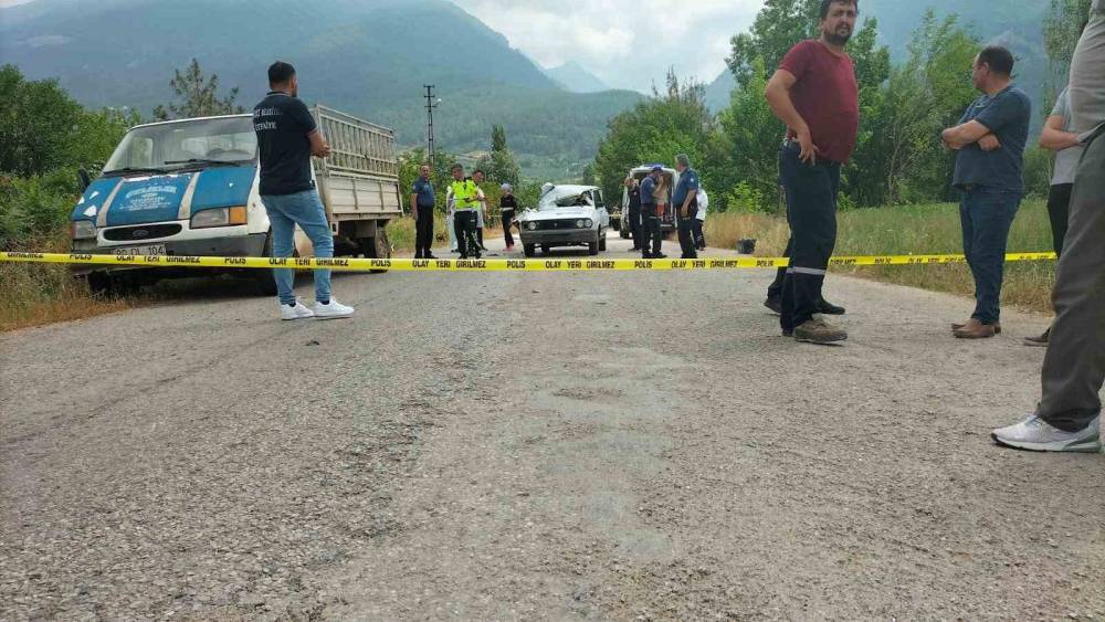 BAYRAM ALIŞVERİŞİNE GİDEN KARDEŞLERİ KAZA AYIRDI: 1 ÖLÜ,3 YARALI