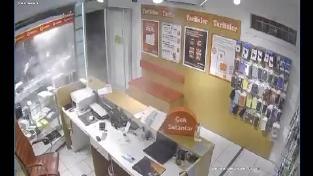 HASIMLARINDAN KAÇIP TELEFONCUYA SIĞINDI: ŞÜPHELİLERİN İŞ YERİNİ KURŞUNLADIĞI ANLAR KAMERADA